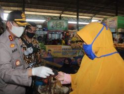 Kapolres Pekalongan Blusukan Kepasar Kajen Bagikan Masker, Sosialisasikan New Normal
