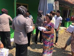 Polwan Polres Batang Bagikan Ratusan Nasi Kotak Kepada Warga Terdampak Banjir Rob