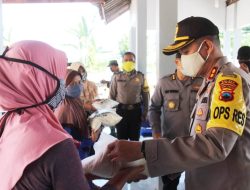 Kapolres Pekalongan Sosialisasikan New Normal, Bagikan Beras Kepada Masyarakat