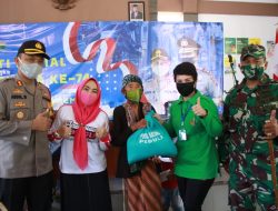 Sambut HUT Bhayangkara Ke 74, Kapolres Bersama Kodim Batang Bagikan Sembako Pada Warga Kurang Mampu