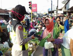 Jelang New Normal Puluhan Polisi Blusukan Ke Pasar Pasar Untuk Bagikan Masker