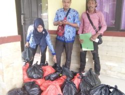 Camat Mekar Baru Serahkan Sembako Kepada Tim 9 Untuk Dibagikan Kepada Warga Miskin