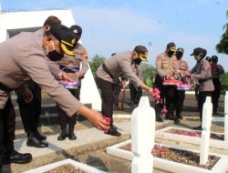 Sambut HUT Bhayangkara Ke 74, Kapolres Pekalongan Ziarah Dan Tabur Bunga Di TMP Bhakti Wiratama