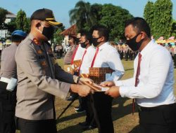 Polres Pekalongan Gelar Upacara Kenaikan Pangkat Dan Pemberian Penghargaan Kepada Anggota Yang Berprestasi