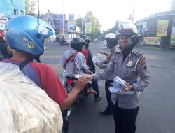 Sambut HUT Bhayangkara Ke 74, Kasat Lantas Polres Pekalongan Kota Pimpin Langsung Bagikan Masker Gratis