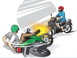 Saat Berbelok Lupa Nyalakan Lampu Sein, Pengendara Sepeda Motor Honda Scoopy Harus Dilarikan Ke Rumah Sakit