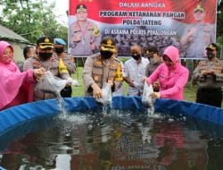 Dukung Ketahanan Pangan, Kapolres Pekalongan Tebar 1000 Ekor Bibit Lele
