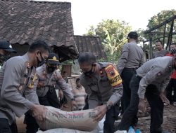 Peduli,Polres Batang Berikan Bantuan Korban Kebakaran Di Desa Menjangan