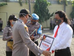 Kapolres Pekalongan Kota Berikan Reward Kepada Anggota Berprestasi Ungkap Kasus Pembunuhan