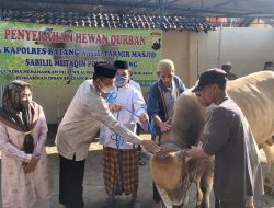 Peduli, Kapolres Batang Serahkan Hewan Kurban Ke Masjid Sabilil Mutaqqin