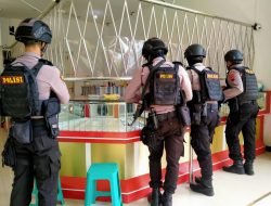 Minimalisir Tindak Kejahatan, Polisi Polres Pekalongan Kota Patroli Bersenjata Sasaran Toko Emas