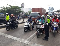 Jelang Berakhir OPC 2020,Polres Pekalongan Kota Bagikan Brosur Dan Stiker Tertib Lalu Lintas Pada Pengguna Jalan