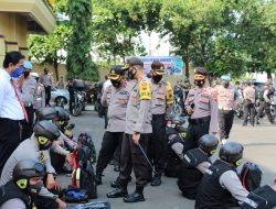 Jelang Pilkada, Kapolres Pekalongan Pimpin Apel Pengecekan Perlengkapan Bhabinkamtibmas
