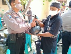 Ajak Warga Disiplin Protokol Kesehatan, Kapolsek Pekalongan Utara Bagi Sembako Dan Masker