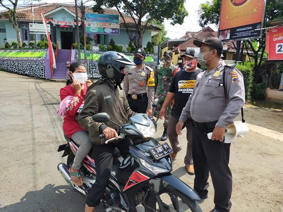 TNI-Polri Bersama Kecamatan Melaksanakan Razia Pendisiplinan Pemakaian Masker Kepada Warga