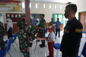 Dandim 0736/Batang Berikan Beasiswa Kepada Putra Putri Anggota Yang Berprestasi