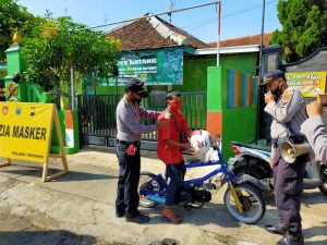 Sinergitas Polri-TNI Bersama Muspika Tersono Gelar Razia Wajib Pakai Masker