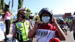 Kasat Lantas Polres Pekalongan Kota Sosialisasi Inpres No 06 Th 2020 Dan Perwal No 48 Th 2020 Bagikan Pamflet Dan Masker Pada Pengguna Jalan