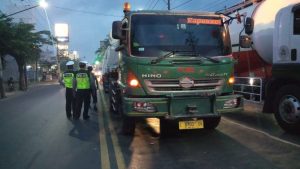 Polisi Quick Respon,Sat Lantas Polres Pekalongan Kota Bantu Evakuasi Truck Trailer Mogok Dijalur Pantura
