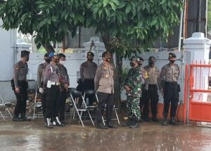 Dibawah Guyuran Hujan Kapolres Bersama Dandim Pekalongan Dampingi Anggotanya Laksanakan Pengamanan Di Kantor KPU