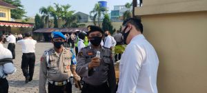 Pengawasan Ketat Oleh Kasie Propam Terhadap Anggota Memasuki Halaman Mako Polres Pekalongan Kota Dan Ajak Anggota Jadi Pelopor 3M