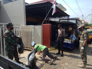 Warga Yang Kedapatan Tak Memakai Masker Dihukum Sosial, Nyapu Hingga Push Up