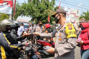 Kapolres Pekalongan Ajak Kontestan Dan Penyelenggara Pemilu Wujudkan Pilkada Damai Sambil Bagikan Masker