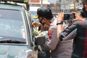 Polres Pekalongan Bagikan Masker Gratis Untuk Masyarakat