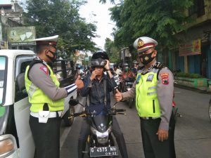 Sat Lantas Polres Pekalongan Kota Hadir Dengan Minum Jamu Tradisional Tingkatan Imun Dan Sosialisasikan Gerakan 4 M serta Bagikan Masker