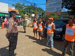 Aparat Gabungan Gelar Operasi Yustisi Dengan Humanis Untuk Masyarakat Tidak Patuh Prokes Dikenakan Sangsi Sosial