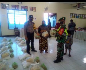 Koramil Dan Polsek Limpung Dampingi Penyaluran Bansos Tunai Propinsi Jateng