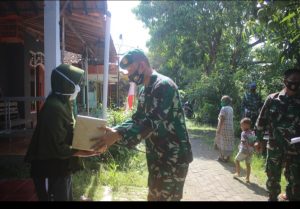 Pangdam IV/Diponegoro Berikan Bingkisan Sembako Kepada Warga Kurang Mampu