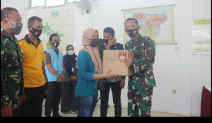 Peduli, Dandim Bersama PT PLN ULP Batang Bagikan Sembako Kepada Warga Terdampak Covid -19