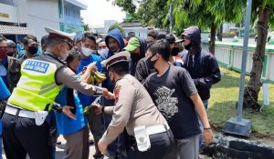 Dinginkan Suasana, Polisi Bagikan Makanan dan Minuman kepada Peserta Demo Di Batang