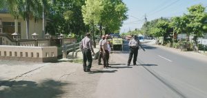 Petugas Gabungan Bersama Gerakan Pramuka Bagikan Masker Serentak Di Batang