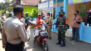 Pelanggar Protokol Kesehatan Di Warungasem, Petugas Gabungan Berikan Sanksi Sosial