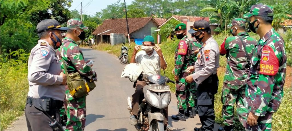 Gelar Operasi Yustisi, Petugas Gabungan TNI-Polri Di Batang Berikan Sanksi Sosial Kepada Pelanggar Prokes