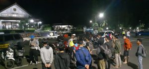 Malam Hari Tak Menurunkan Semangat Tim Tindak Covid -19 Disiplinkan Warga Yang Tidak Mematuhi Prokes