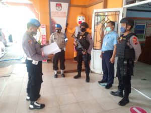 Kasie Propam Sidak Personil Jaga KPU Dan Bawaslu Tingkatkan Kewaspadaan Dan Pastikan Petugas Siaga