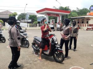 Jelang Polisi Laki laki Melaksanakan Sholat Jumat, Polwan Polres Pekalongan Beraksi