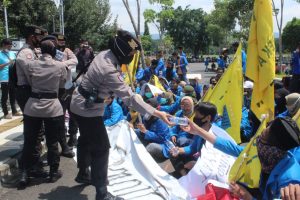 Aksi Damai Tolak UU Omnibus Law Oleh PMII Berjalan Tertib, Puluhan Polisi Bagikan Air Minum Dan Permen Kepada Peserta Aksi