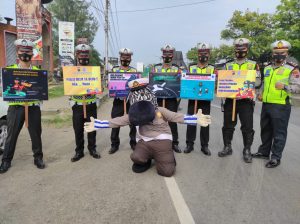 Sosialisasikan Operasi Zebra Candi 2020,Sat Lantas Polres Pekalongan Gunakan Papan Himbauan Hingga Boneka Zebra