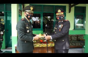 Kapolres Batang Bersama Jajarannya Beri Kejutan Kue Ultah Dan Nasi Tumpeng Kepada Dandim