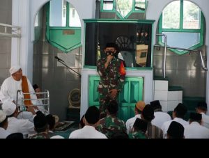 Jelang Safari Sholat Jumat, Dandim Batang Berikan Santunan Kepada Para Santri