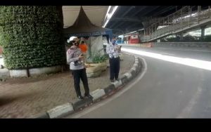 Sat Lantas Polrestro Jakarta Timur Lakukan Pengaturan Lalin Aksi Demo