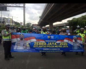 Operasi Zebra Jaya 2020, Polrestro Jaktim Bagikan Masker Dan Sembako