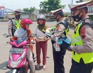 Kampanyekan Prokes,Sat Lantas Polres Pekalongan Terus Bagi Bagikan Masker Gratis