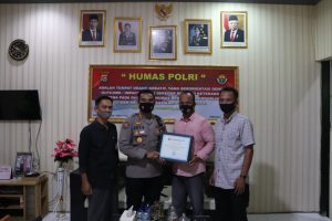 Peringati Hari Pahlawan, Media Penabanten Com Berikan Piagam Penghargaan Kepada Kabidhumas Polda Banten