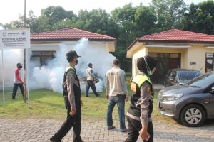 Polres Pekalongan Laksanakan Fogging Di Musim Penghujan Antisipasi Nyamuk DB