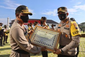 Kapolres Pekalongan Kota Terima Penghargaan Dari Kapolda Jateng, Ungkap Dua Kasus Pembunuhan